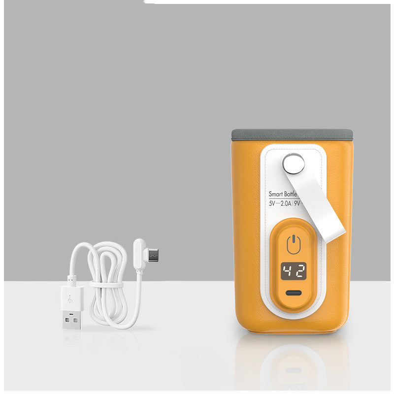 USBケーブルで充電中のベビーボトルウォーマーと哺乳瓶の組み合わせ(USBミルクウォーマー)