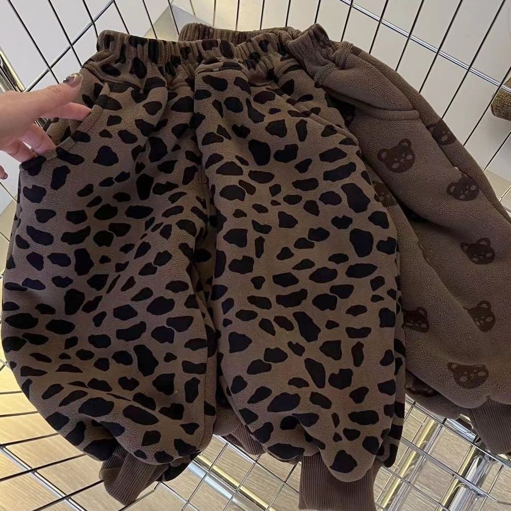 ハイウエスト総ゴム仕様のユニセックス子どもサルエルパンツウエスト部分のアップ