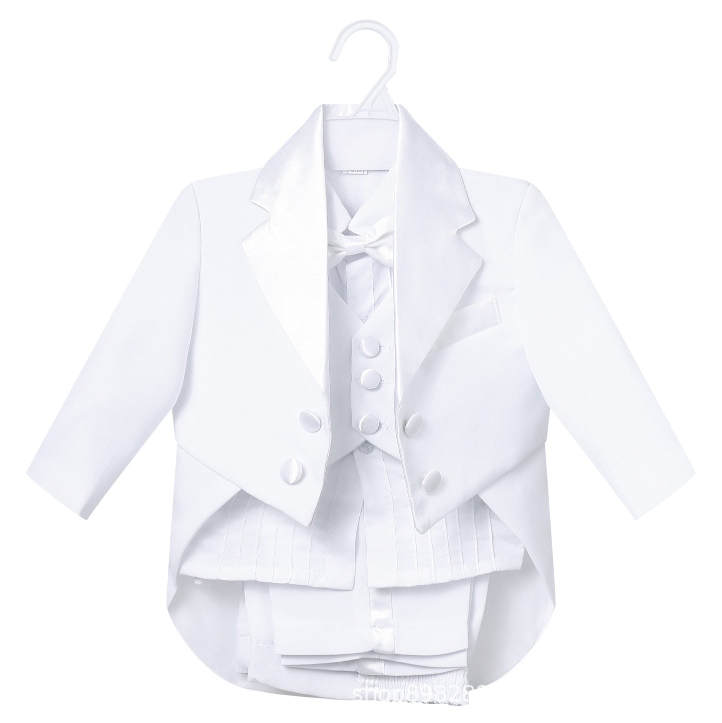 シンプルな無地ブラックカラーが映えるキッズフォーマルスーツのクローズアップ