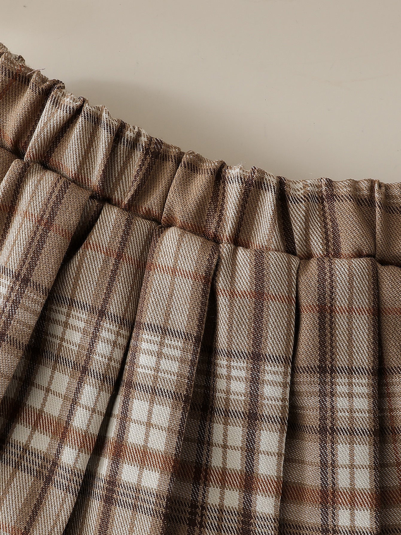 ウエストゴム仕様のチェック柄スカートのウエスト部分アップ画像