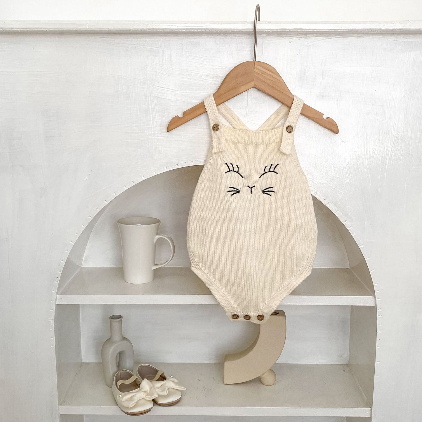 ベビー猫刺繍ニット肩ストラップ ボディスーツ|Almond White・ノースリーブ・コットン・やわらか伸縮・新生児~90cm