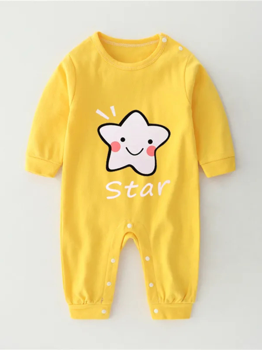 星のキャラクタープリントがかわいいイエローコットンベビーカバーオール