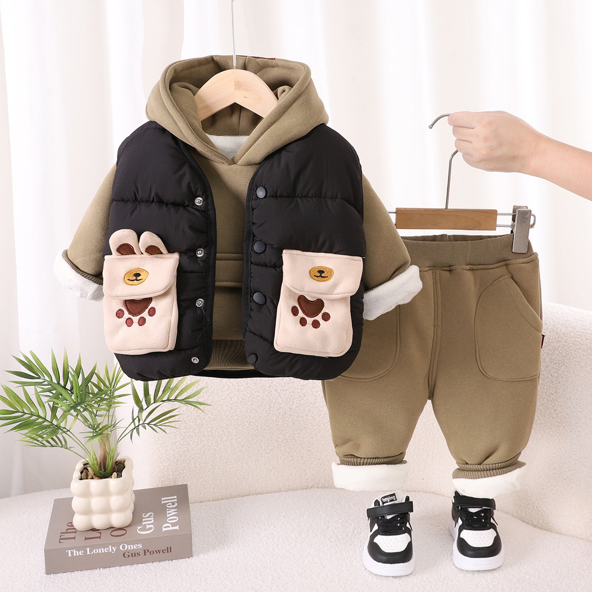 長袖トップスとパンツを含む三点セットの全体構成写真