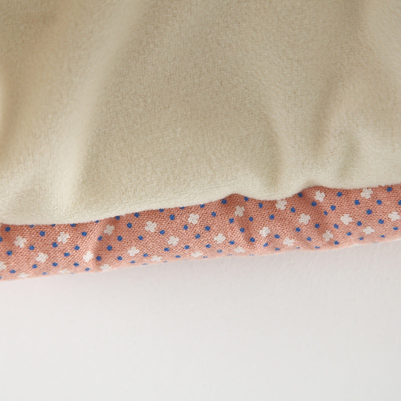 前開き仕様で着脱しやすい女の子用コットンコート