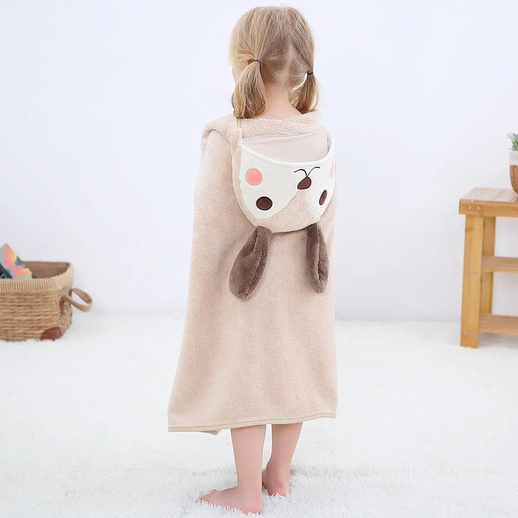 ベージュの子犬モチーフ フード付きベビーバスタオルを羽織った後ろ姿(フード付きベビータオル)