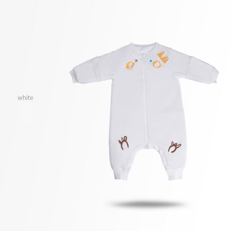 ホワイトのコットンベビー寝袋スリーピングバッグをベッドサイドに置いた写真(ホワイト ベビー寝袋)