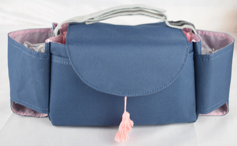 ライトグレーのシンプルなベビーカー用ハンギングバッグを装着したベビーカー(お散歩用ベビーカーグッズ)