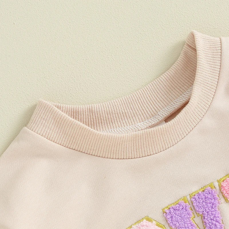 クルーネックの襟元ディテールが分かるアプリコット長袖ロンパース