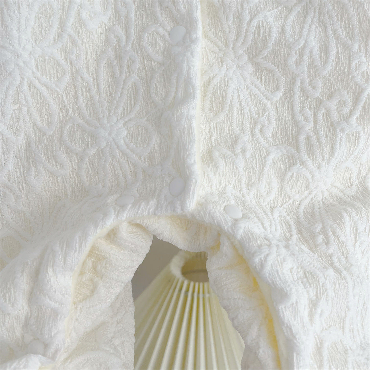 柔らかなフリース裏地の質感がわかる厚手ベビージャンプスーツ生地アップ