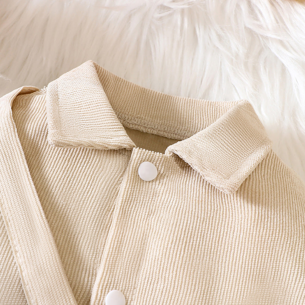 襟元と前ボタンのディテールが分かるアプリコットのコットンカバーオール