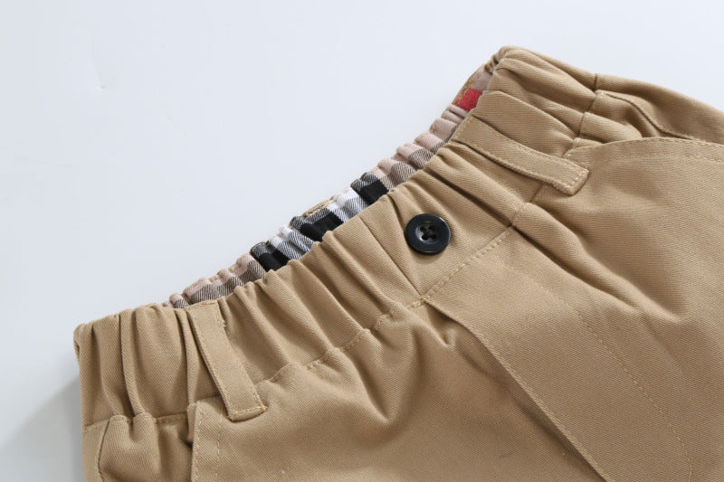 裾口のリブ切り替えが見えるカーキロングパンツ裾部分のアップ写真