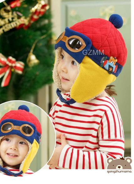 レッドカラーのかわいい冬用ビーニー