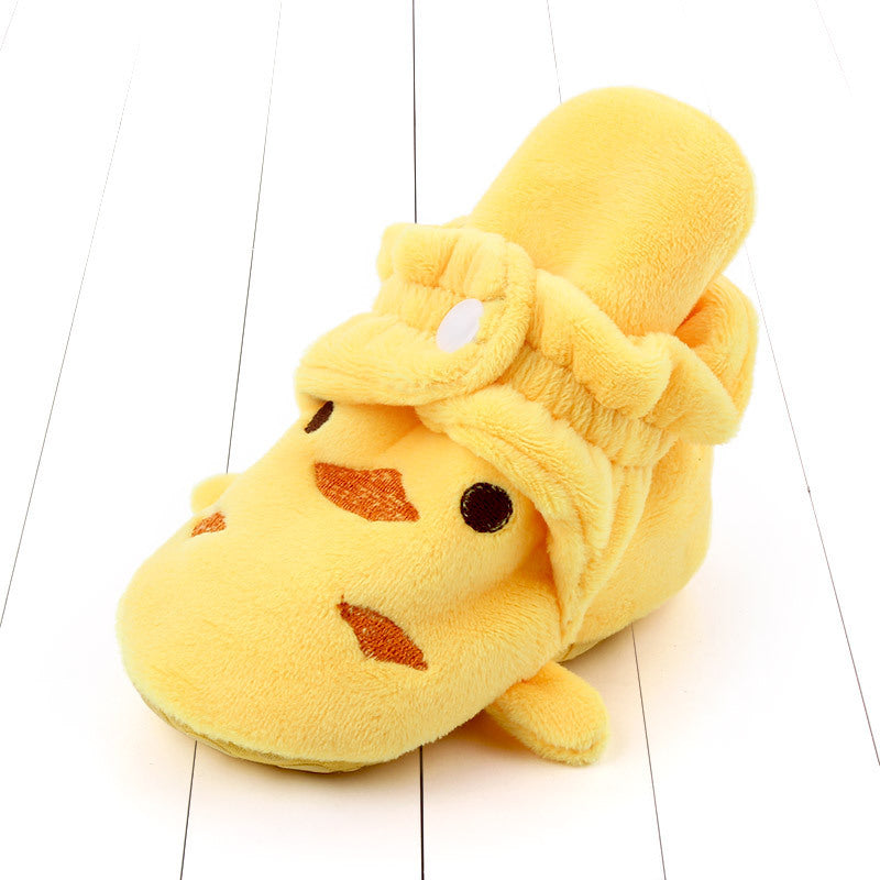 はいはい中の赤ちゃんの足元を写したカートゥーンベビーシューズ着用シーン