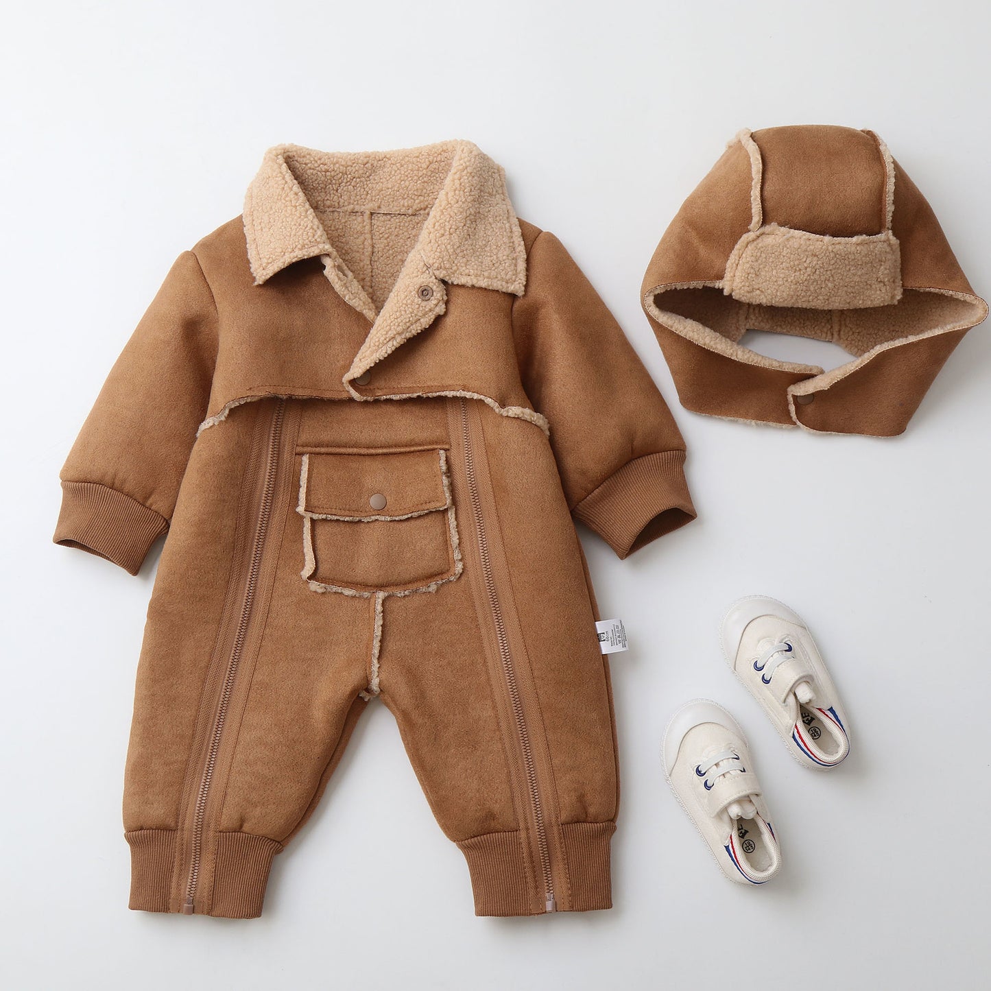 ジップアップ式で着脱しやすいベビー服