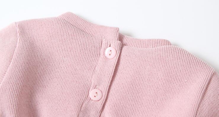 フラットレイで並べたベビードレスの全体イメージ