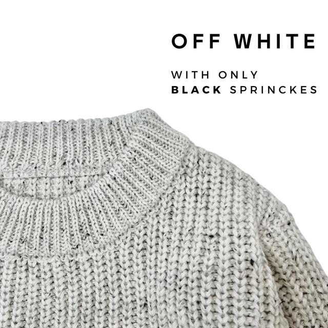 オフホワイトカラーのベビー長袖ニットセーター首元ディテール画像