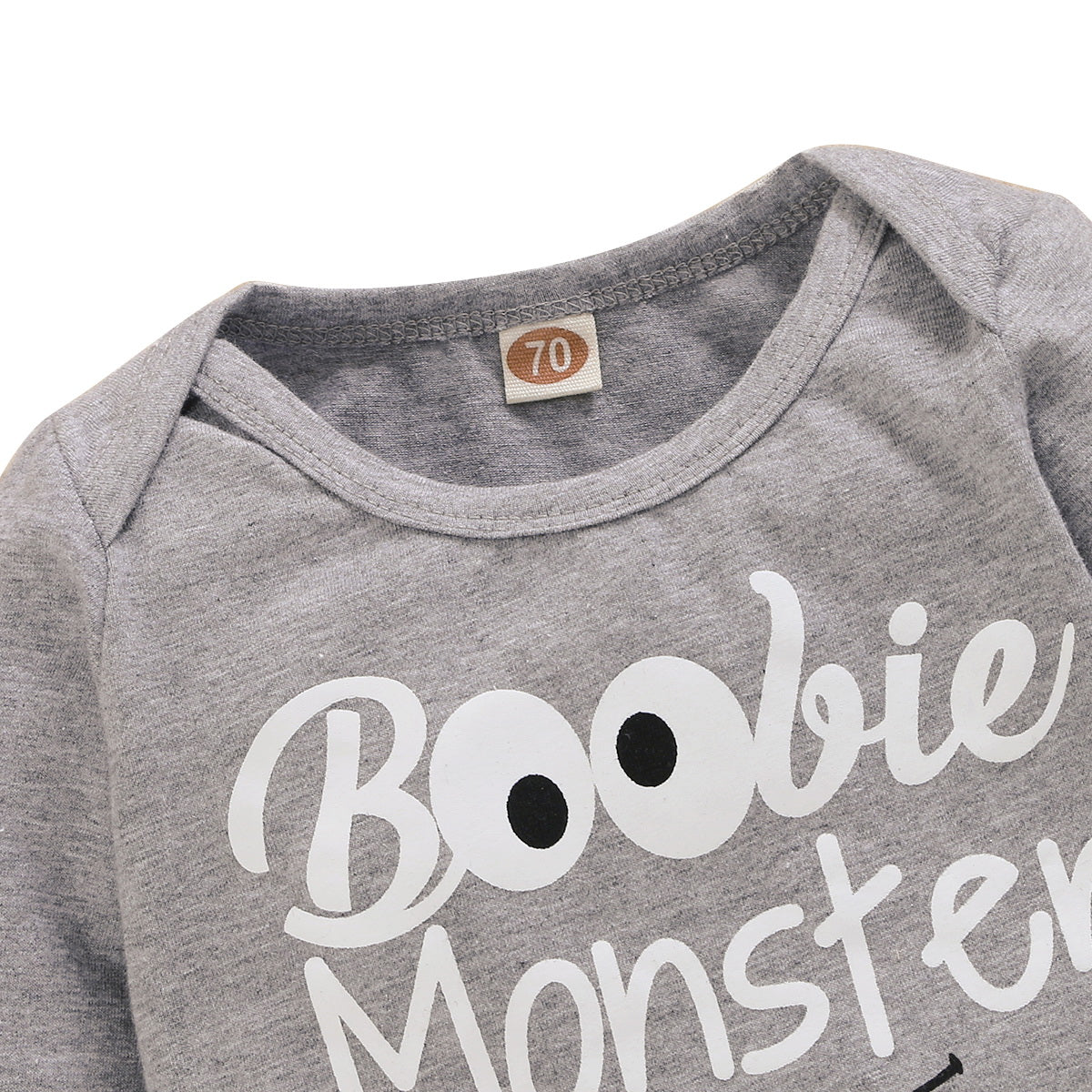 胸元に大きくレタープリントが入ったグレー長袖ベビーロンパースのフロントディテール