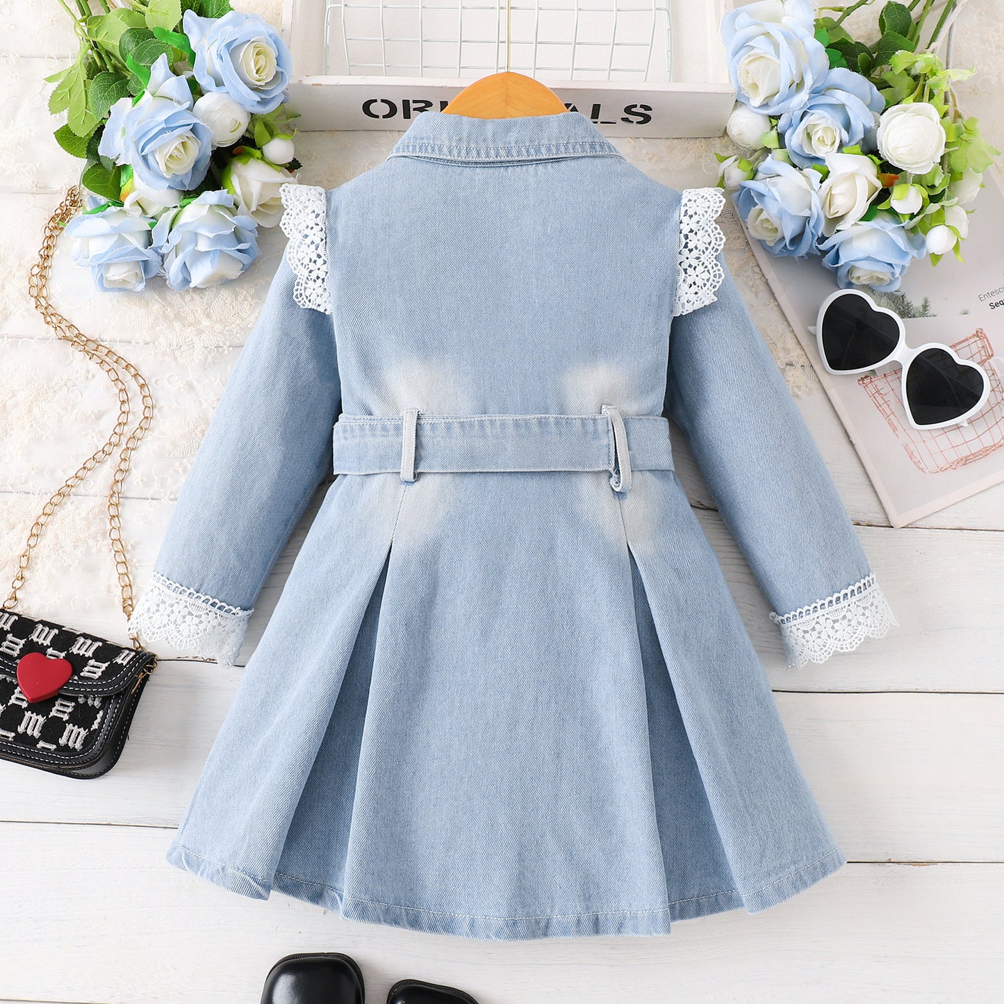 バックスタイルとウエストベルトデザインが見える女の子用デニム長袖ワンピース後ろ姿