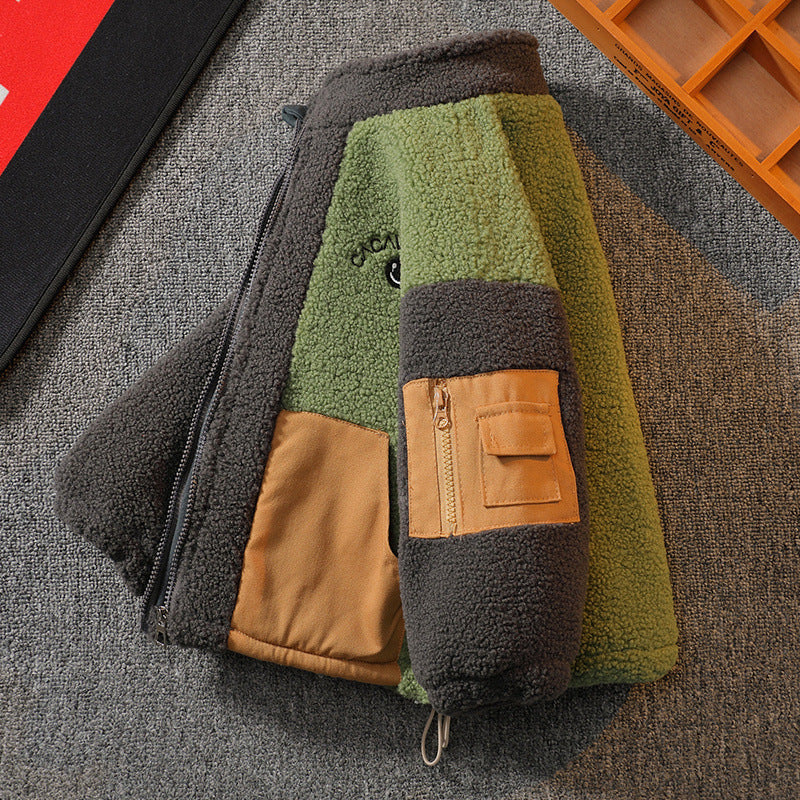 袖口の切り替えデザインが分かる子ども用アウターのクローズアップ