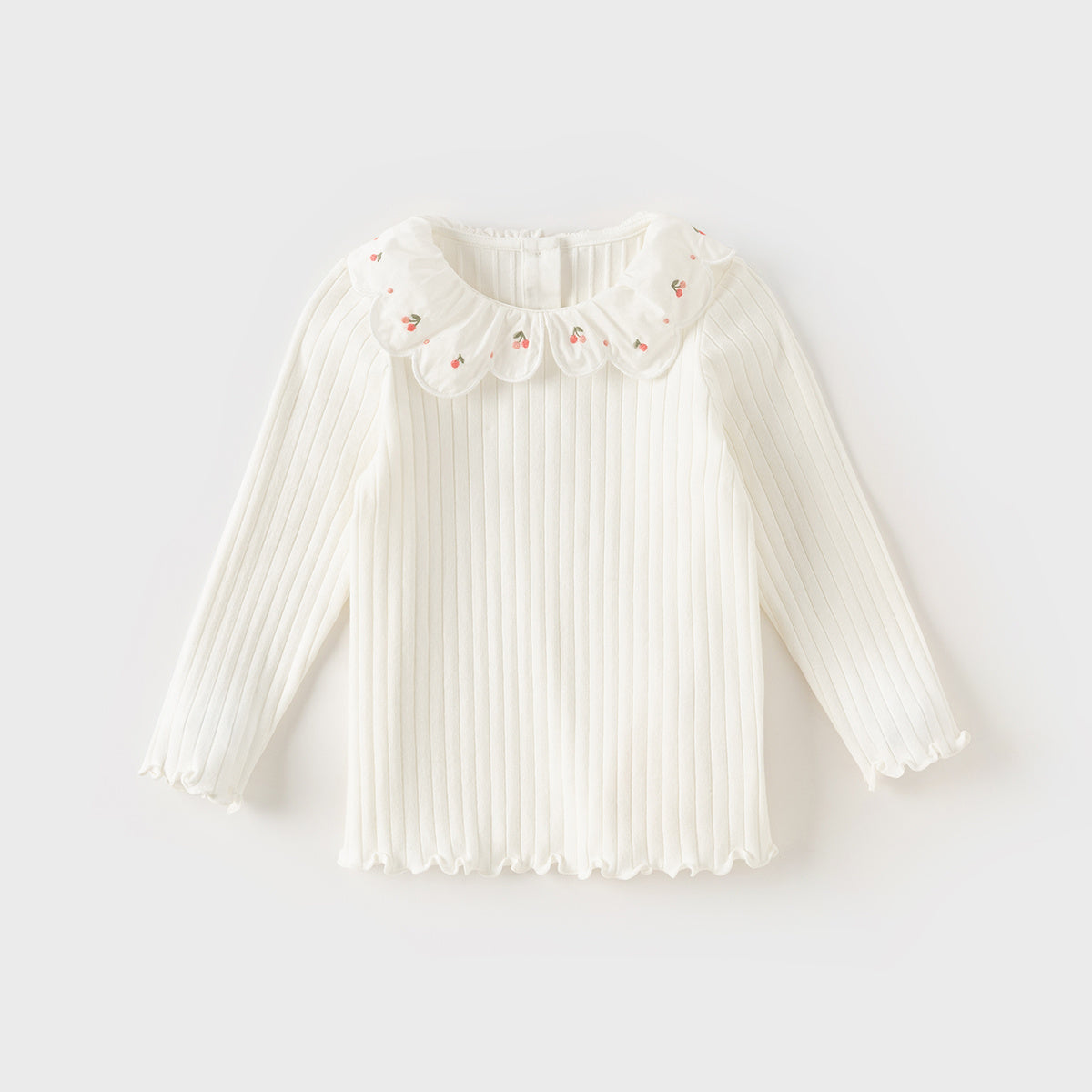 ホワイトトップスの質感とデザイン