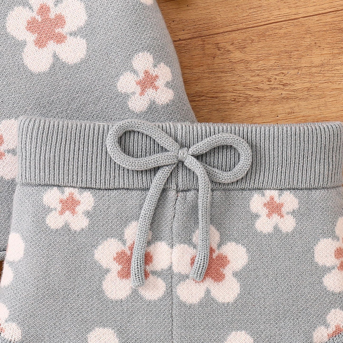 ショートパンツのウエストリブとリボン結びのディテール