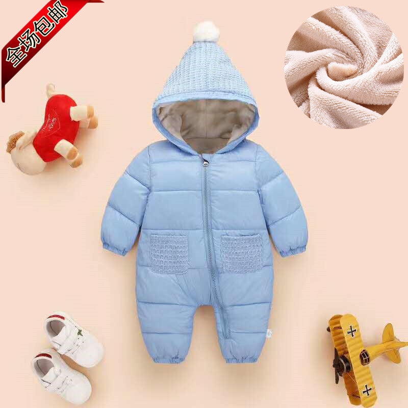 冬のおでかけに使いやすいナイロンベビーアウターつなぎを小物とスタイリングした写真