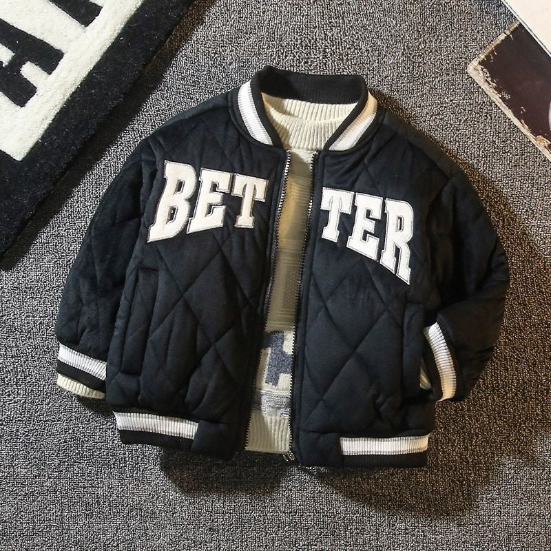 ブラックのキルティング中綿ベースボールジャケットを正面から撮影した平置き写真