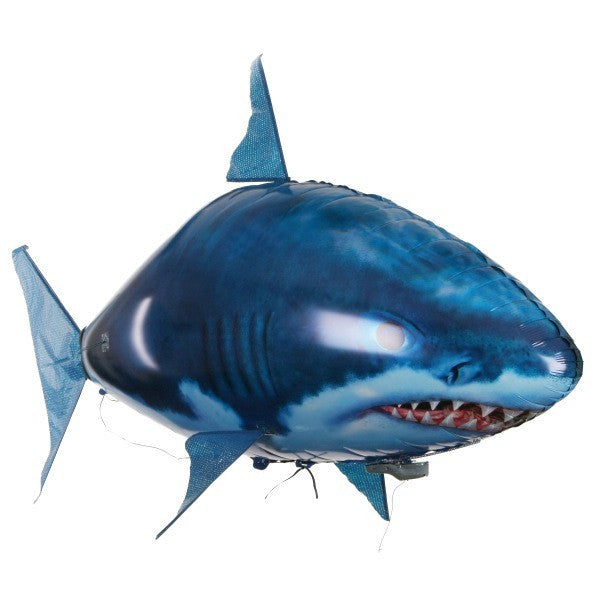 リモコンで操作できる空飛ぶ魚のおもちゃを楽しむ子どもたち