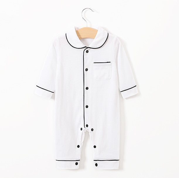 ホワイトの前開きボタン付きベビーカバーオールの全体デザイン