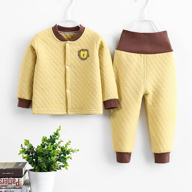 袖と裾の縫製部分をクローズアップしたディテール画像