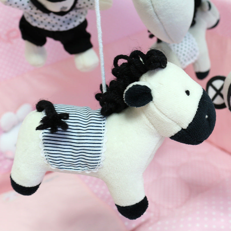 白黒ぬいぐるみが揺れるモビールのクローズアップ