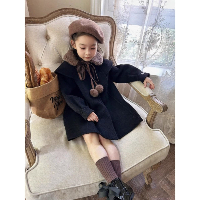 ポンポンリボン付き韓国風女の子ミドル丈コートの正面デザイン