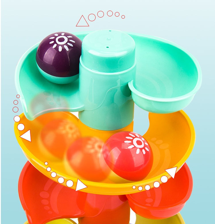 ボールがカーブを滑り降りる瞬間をとらえた軌道部分のアップ