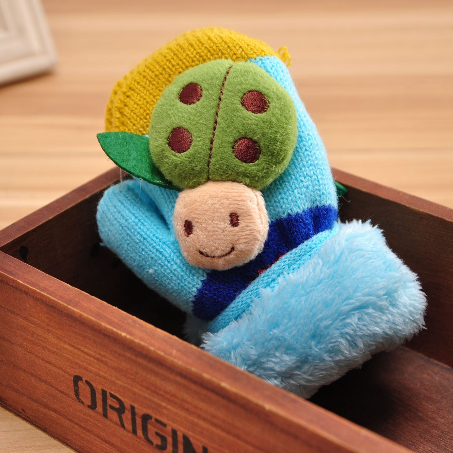 冬コーデに合わせたベビー手袋写真