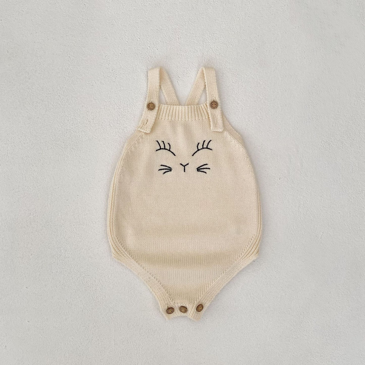 ベビー猫刺繍ニット肩ストラップ ボディスーツ|Almond White・ノースリーブ・コットン・やわらか伸縮・新生児~90cm