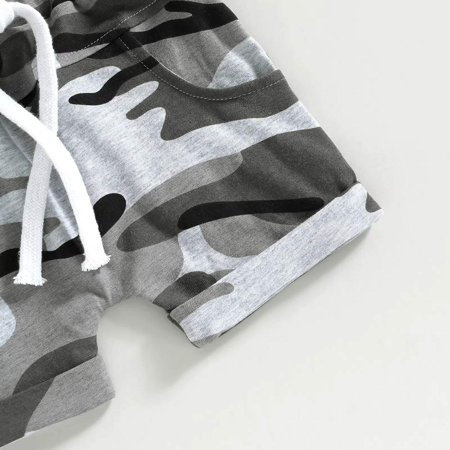 動きやすさとクール感を両立する 男の子フード付きノースリーブベスト&迷彩ショートパンツ セットアップ コットンニット 70~110cm