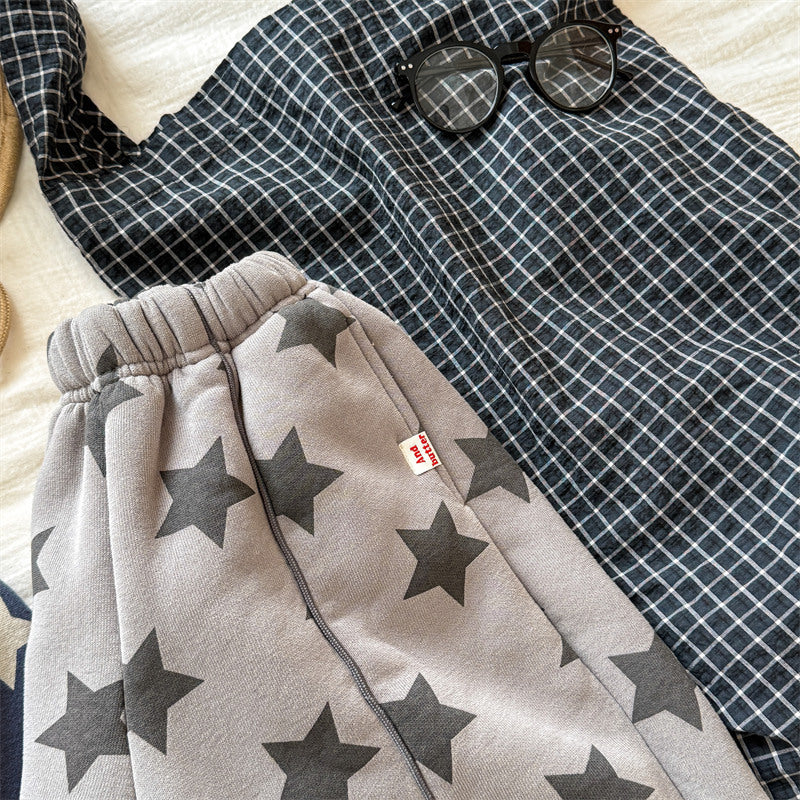 グレー星柄裏起毛ロングパンツとチェック柄トップスを合わせたコーデイメージ