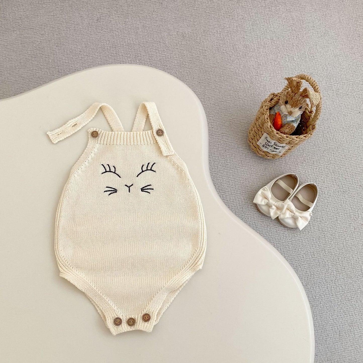 ベビー猫刺繍ニット肩ストラップ ボディスーツ|Almond White・ノースリーブ・コットン・やわらか伸縮・新生児~90cm