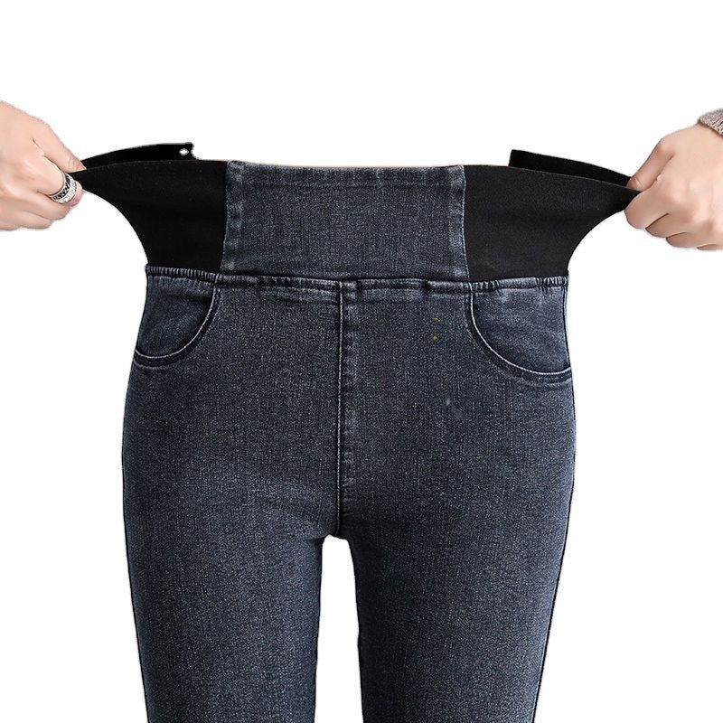 お腹を包み込むハイウエストデザインのママパンツ