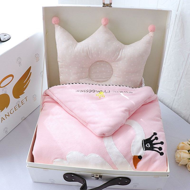 ベビーキルトとぬいぐるみのセット写真