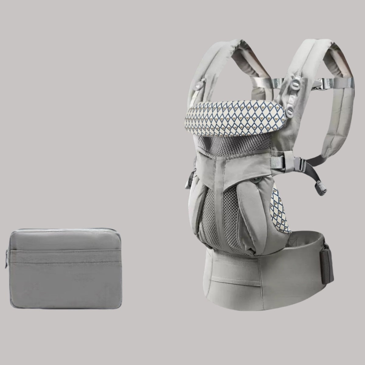 収納ポケットにボトルを入れた状態を示す実用シーンの画像