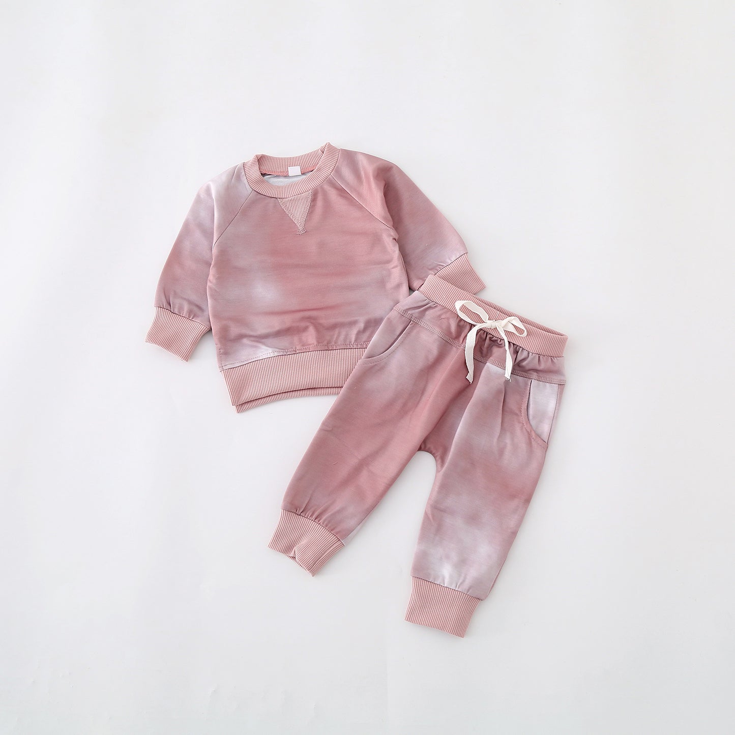 ピンクカモフラ柄トレーナーとロングパンツのやさしい色合いのキッズセット