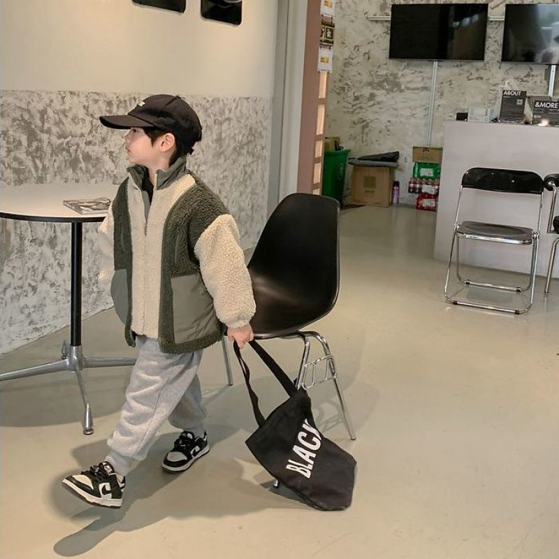 ふわふわ質感の男の子ボアコートを着た着用イメージ