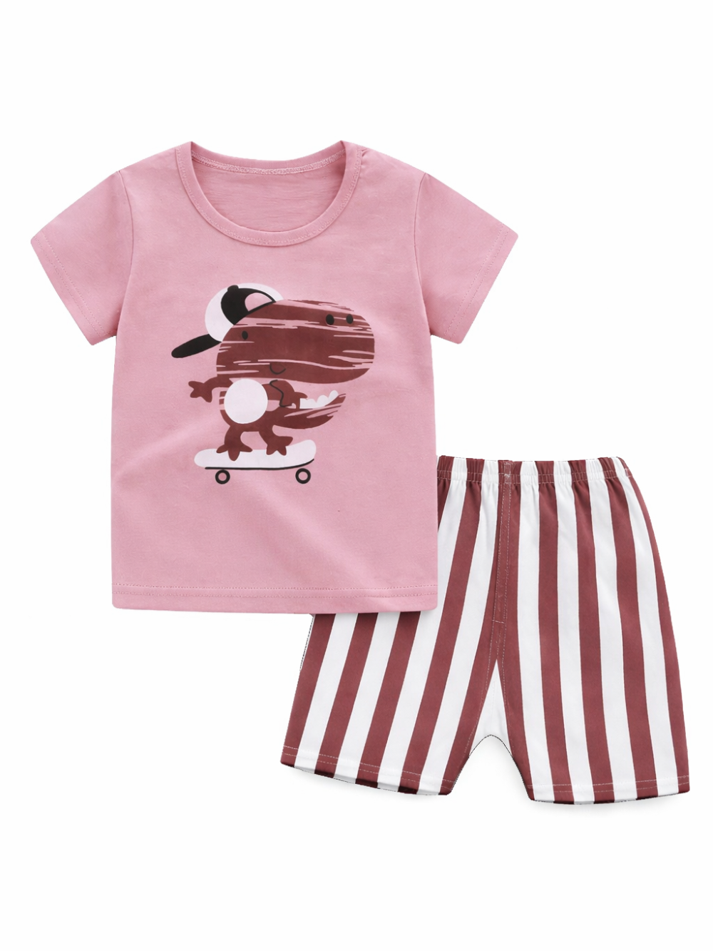 白背景に並べたキッズ用上下2点セット。ピンクの半袖Tシャツ(スケボーに乗った恐竜のイラスト)と、えんじ×白の縦ストライプショートパンツをカタログ風に配置している。