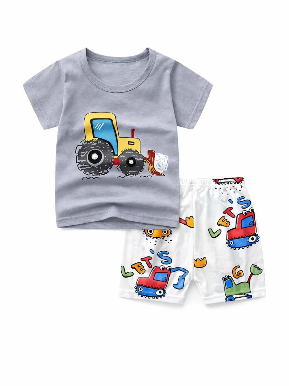 グレーの半袖Tシャツ(黄色と青のトラクター柄)と、カラフルな車柄と「LET’S」文字入りの白いショートパンツのキッズ上下セットを、真っ白なスタジオ背景に配置した商品写真。均一な照明で、自然な微影が入っています。