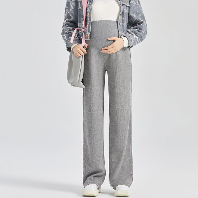 マタニティワイドパンツの脚まわりのゆとりが分かる着用イメージ