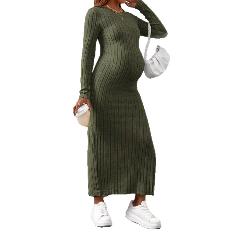 グリーンのマタニティロングワンピース 正面 きれいめに整うロング丈スタイル