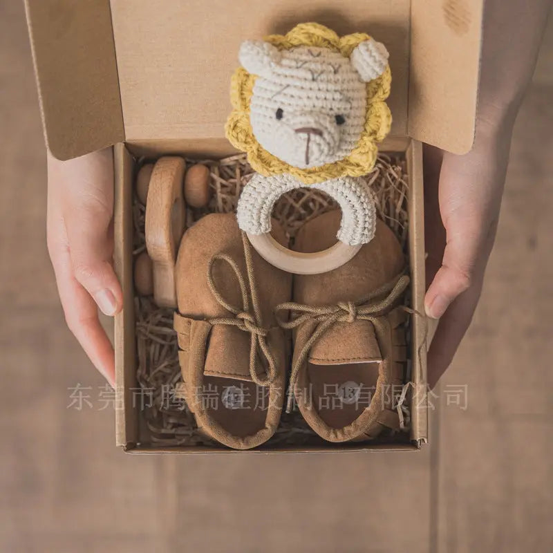 ライオンのクロシェぬいぐるみとブラウンブーティ入りベビーギフトボックスセット