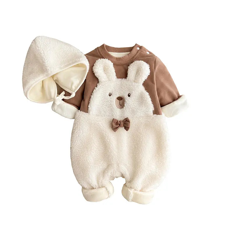 赤ちゃんがロンパースを着て遊ぶシーン