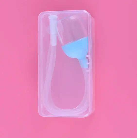 ブルーのシリコンノズルとチューブが付いた口吸いタイプ鼻吸引器をピンク背景で撮影した画像(ブルー 新生児用鼻吸引器 ベビー鼻水吸い取り器)